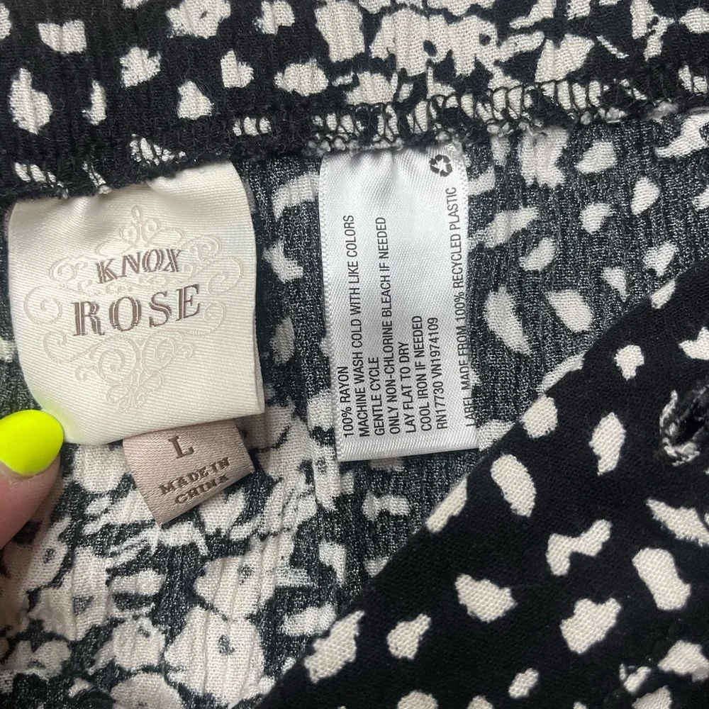 Black and white floral skirt - Picture 5 of 9